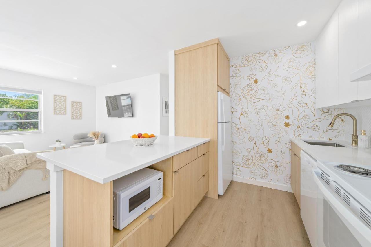 M Lake Worth Beach: Modern Villas with Retro Charm Near Palm Beach Exterior photo