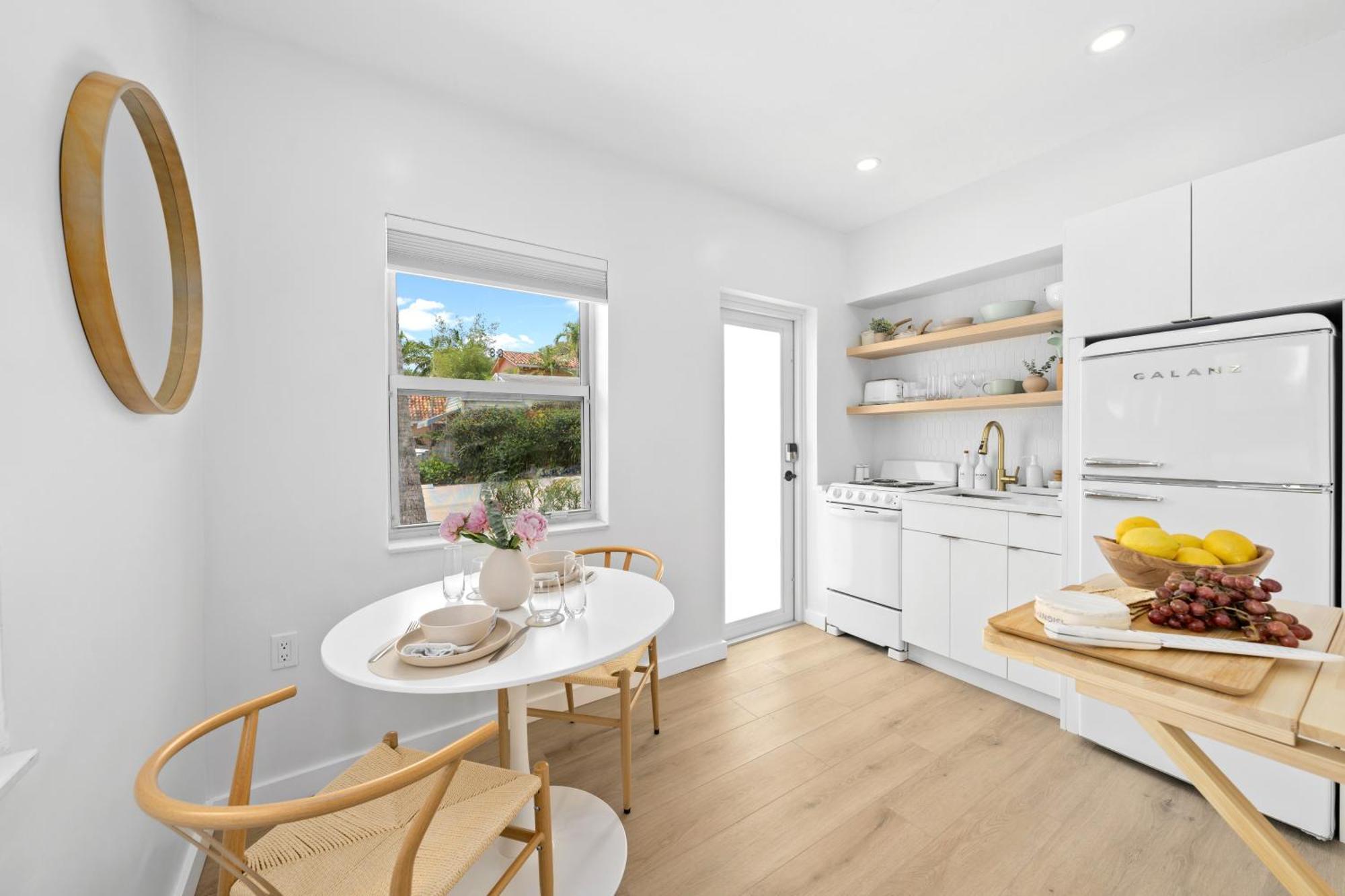 M Lake Worth Beach: Modern Villas with Retro Charm Near Palm Beach Exterior photo